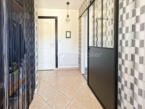 Maison familiale avec 5 chambres, véranda, jardin et prestations modernes – Proche gare de Sens

Située dans un environnement calme et verdoyant, au cœur d’un hameau recherché à quelques minutes de Sens et de sa gare, cette maison familiale offre un cadre de vie privilégié alliant confort moderne, beaux volumes et sérénité.

Implantée sur un terrain clos et arboré de 1 079 m², cette propriété en excellent état séduira les acquéreurs en quête d’espace et de tranquillité, sans compromis sur les commodités.

Dès l’entrée, vous découvrirez une cuisine aménagée et équipée avec cellier, ouverte sur un vaste double séjour lumineux, idéal pour partager des moments conviviaux en famille. Le rez-de-chaussée propose également une suite parentale avec salle de bains privative ainsi que des WC indépendants, offrant un confort de vie de plain-pied.

À l’étage, l’espace nuit se compose de quatre chambres, d’une salle de bains et d’un dressing, parfaitement adapté à une vie de famille.

Côté prestations, cette maison bénéficie d’équipements récents et performants : poêle à granulés, panneaux solaires, adoucisseur d’eau et pompe à chaleur air/air, garantissant confort thermique et économies d’énergie au quotidien.

Véritable coup de cœur, la véranda climatisée constitue un espace de vie supplémentaire baigné de lumière, utilisable toute l’année. Elle offre une vue dégagée sur la campagne environnante, sans vis-à-vis, pour profiter pleinement du cadre naturel en toute saison.

Le jardin, entièrement clos et soigneusement entretenu, dispose également d’un atelier indépendant, idéal pour les amateurs de bricolage, les activités créatives ou le stockage.

Rare sur le secteur, ce bien clé en main ne nécessite aucun travaux et représente une opportunité idéale pour concrétiser un projet de vie dans un environnement paisible à proximité de Sens.

Pour toute question, ou demande de visite, contactez Océane Serré, conseillère en immobilier sur le secteur de Sens et ses environs.