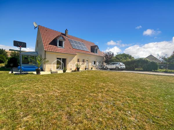 Maison familiale avec 5 chambres, véranda, jardin et prestations modernes – Proche gare de Sens

Située dans un environnement calme et verdoyant, au cœur d’un hameau recherché à quelques minutes de Sens et de sa gare, cette maison familiale offre un cadre de vie privilégié alliant confort moderne, beaux volumes et sérénité.

Implantée sur un terrain clos et arboré de 1 079 m², cette propriété en excellent état séduira les acquéreurs en quête d’espace et de tranquillité, sans compromis sur les commodités.

Dès l’entrée, vous découvrirez une cuisine aménagée et équipée avec cellier, ouverte sur un vaste double séjour lumineux, idéal pour partager des moments conviviaux en famille. Le rez-de-chaussée propose également une suite parentale avec salle de bains privative ainsi que des WC indépendants, offrant un confort de vie de plain-pied.

À l’étage, l’espace nuit se compose de quatre chambres, d’une salle de bains et d’un dressing, parfaitement adapté à une vie de famille.

Côté prestations, cette maison bénéficie d’équipements récents et performants : poêle à granulés, panneaux solaires, adoucisseur d’eau et pompe à chaleur air/air, garantissant confort thermique et économies d’énergie au quotidien.

Véritable coup de cœur, la véranda climatisée constitue un espace de vie supplémentaire baigné de lumière, utilisable toute l’année. Elle offre une vue dégagée sur la campagne environnante, sans vis-à-vis, pour profiter pleinement du cadre naturel en toute saison.

Le jardin, entièrement clos et soigneusement entretenu, dispose également d’un atelier indépendant, idéal pour les amateurs de bricolage, les activités créatives ou le stockage.

Rare sur le secteur, ce bien clé en main ne nécessite aucun travaux et représente une opportunité idéale pour concrétiser un projet de vie dans un environnement paisible à proximité de Sens.

Pour toute question, ou demande de visite, contactez Océane Serré, conseillère en immobilier sur le secteur de Sens et ses environs.