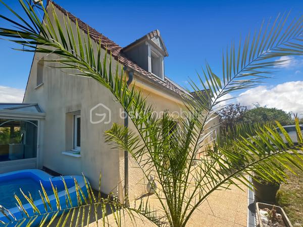 Maison familiale avec 5 chambres, véranda, jardin et prestations modernes – Proche gare de Sens

Située dans un environnement calme et verdoyant, au cœur d’un hameau recherché à quelques minutes de Sens et de sa gare, cette maison familiale offre un cadre de vie privilégié alliant confort moderne, beaux volumes et sérénité.

Implantée sur un terrain clos et arboré de 1 079 m², cette propriété en excellent état séduira les acquéreurs en quête d’espace et de tranquillité, sans compromis sur les commodités.

Dès l’entrée, vous découvrirez une cuisine aménagée et équipée avec cellier, ouverte sur un vaste double séjour lumineux, idéal pour partager des moments conviviaux en famille. Le rez-de-chaussée propose également une suite parentale avec salle de bains privative ainsi que des WC indépendants, offrant un confort de vie de plain-pied.

À l’étage, l’espace nuit se compose de quatre chambres, d’une salle de bains et d’un dressing, parfaitement adapté à une vie de famille.

Côté prestations, cette maison bénéficie d’équipements récents et performants : poêle à granulés, panneaux solaires, adoucisseur d’eau et pompe à chaleur air/air, garantissant confort thermique et économies d’énergie au quotidien.

Véritable coup de cœur, la véranda climatisée constitue un espace de vie supplémentaire baigné de lumière, utilisable toute l’année. Elle offre une vue dégagée sur la campagne environnante, sans vis-à-vis, pour profiter pleinement du cadre naturel en toute saison.

Le jardin, entièrement clos et soigneusement entretenu, dispose également d’un atelier indépendant, idéal pour les amateurs de bricolage, les activités créatives ou le stockage.

Rare sur le secteur, ce bien clé en main ne nécessite aucun travaux et représente une opportunité idéale pour concrétiser un projet de vie dans un environnement paisible à proximité de Sens.

Pour toute question, ou demande de visite, contactez Océane Serré, conseillère en immobilier sur le secteur de Sens et ses environs.