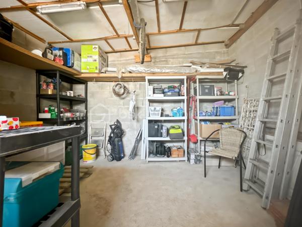 Maison familiale avec 5 chambres, véranda, jardin et prestations modernes – Proche gare de Sens

Située dans un environnement calme et verdoyant, au cœur d’un hameau recherché à quelques minutes de Sens et de sa gare, cette maison familiale offre un cadre de vie privilégié alliant confort moderne, beaux volumes et sérénité.

Implantée sur un terrain clos et arboré de 1 079 m², cette propriété en excellent état séduira les acquéreurs en quête d’espace et de tranquillité, sans compromis sur les commodités.

Dès l’entrée, vous découvrirez une cuisine aménagée et équipée avec cellier, ouverte sur un vaste double séjour lumineux, idéal pour partager des moments conviviaux en famille. Le rez-de-chaussée propose également une suite parentale avec salle de bains privative ainsi que des WC indépendants, offrant un confort de vie de plain-pied.

À l’étage, l’espace nuit se compose de quatre chambres, d’une salle de bains et d’un dressing, parfaitement adapté à une vie de famille.

Côté prestations, cette maison bénéficie d’équipements récents et performants : poêle à granulés, panneaux solaires, adoucisseur d’eau et pompe à chaleur air/air, garantissant confort thermique et économies d’énergie au quotidien.

Véritable coup de cœur, la véranda climatisée constitue un espace de vie supplémentaire baigné de lumière, utilisable toute l’année. Elle offre une vue dégagée sur la campagne environnante, sans vis-à-vis, pour profiter pleinement du cadre naturel en toute saison.

Le jardin, entièrement clos et soigneusement entretenu, dispose également d’un atelier indépendant, idéal pour les amateurs de bricolage, les activités créatives ou le stockage.

Rare sur le secteur, ce bien clé en main ne nécessite aucun travaux et représente une opportunité idéale pour concrétiser un projet de vie dans un environnement paisible à proximité de Sens.

Pour toute question, ou demande de visite, contactez Océane Serré, conseillère en immobilier sur le secteur de Sens et ses environs.