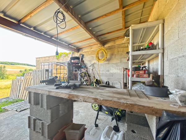 Maison familiale avec 5 chambres, véranda, jardin et prestations modernes – Proche gare de Sens

Située dans un environnement calme et verdoyant, au cœur d’un hameau recherché à quelques minutes de Sens et de sa gare, cette maison familiale offre un cadre de vie privilégié alliant confort moderne, beaux volumes et sérénité.

Implantée sur un terrain clos et arboré de 1 079 m², cette propriété en excellent état séduira les acquéreurs en quête d’espace et de tranquillité, sans compromis sur les commodités.

Dès l’entrée, vous découvrirez une cuisine aménagée et équipée avec cellier, ouverte sur un vaste double séjour lumineux, idéal pour partager des moments conviviaux en famille. Le rez-de-chaussée propose également une suite parentale avec salle de bains privative ainsi que des WC indépendants, offrant un confort de vie de plain-pied.

À l’étage, l’espace nuit se compose de quatre chambres, d’une salle de bains et d’un dressing, parfaitement adapté à une vie de famille.

Côté prestations, cette maison bénéficie d’équipements récents et performants : poêle à granulés, panneaux solaires, adoucisseur d’eau et pompe à chaleur air/air, garantissant confort thermique et économies d’énergie au quotidien.

Véritable coup de cœur, la véranda climatisée constitue un espace de vie supplémentaire baigné de lumière, utilisable toute l’année. Elle offre une vue dégagée sur la campagne environnante, sans vis-à-vis, pour profiter pleinement du cadre naturel en toute saison.

Le jardin, entièrement clos et soigneusement entretenu, dispose également d’un atelier indépendant, idéal pour les amateurs de bricolage, les activités créatives ou le stockage.

Rare sur le secteur, ce bien clé en main ne nécessite aucun travaux et représente une opportunité idéale pour concrétiser un projet de vie dans un environnement paisible à proximité de Sens.

Pour toute question, ou demande de visite, contactez Océane Serré, conseillère en immobilier sur le secteur de Sens et ses environs.