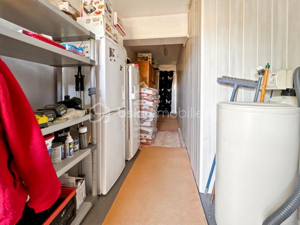 Maison familiale avec 5 chambres, véranda, jardin et prestations modernes – Proche gare de Sens

Située dans un environnement calme et verdoyant, au cœur d’un hameau recherché à quelques minutes de Sens et de sa gare, cette maison familiale offre un cadre de vie privilégié alliant confort moderne, beaux volumes et sérénité.

Implantée sur un terrain clos et arboré de 1 079 m², cette propriété en excellent état séduira les acquéreurs en quête d’espace et de tranquillité, sans compromis sur les commodités.

Dès l’entrée, vous découvrirez une cuisine aménagée et équipée avec cellier, ouverte sur un vaste double séjour lumineux, idéal pour partager des moments conviviaux en famille. Le rez-de-chaussée propose également une suite parentale avec salle de bains privative ainsi que des WC indépendants, offrant un confort de vie de plain-pied.

À l’étage, l’espace nuit se compose de quatre chambres, d’une salle de bains et d’un dressing, parfaitement adapté à une vie de famille.

Côté prestations, cette maison bénéficie d’équipements récents et performants : poêle à granulés, panneaux solaires, adoucisseur d’eau et pompe à chaleur air/air, garantissant confort thermique et économies d’énergie au quotidien.

Véritable coup de cœur, la véranda climatisée constitue un espace de vie supplémentaire baigné de lumière, utilisable toute l’année. Elle offre une vue dégagée sur la campagne environnante, sans vis-à-vis, pour profiter pleinement du cadre naturel en toute saison.

Le jardin, entièrement clos et soigneusement entretenu, dispose également d’un atelier indépendant, idéal pour les amateurs de bricolage, les activités créatives ou le stockage.

Rare sur le secteur, ce bien clé en main ne nécessite aucun travaux et représente une opportunité idéale pour concrétiser un projet de vie dans un environnement paisible à proximité de Sens.

Pour toute question, ou demande de visite, contactez Océane Serré, conseillère en immobilier sur le secteur de Sens et ses environs.