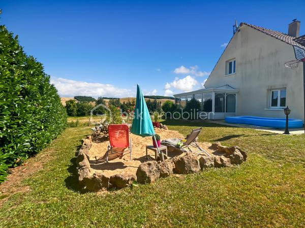 Maison familiale avec 5 chambres, véranda, jardin et prestations modernes – Proche gare de Sens

Située dans un environnement calme et verdoyant, au cœur d’un hameau recherché à quelques minutes de Sens et de sa gare, cette maison familiale offre un cadre de vie privilégié alliant confort moderne, beaux volumes et sérénité.

Implantée sur un terrain clos et arboré de 1 079 m², cette propriété en excellent état séduira les acquéreurs en quête d’espace et de tranquillité, sans compromis sur les commodités.

Dès l’entrée, vous découvrirez une cuisine aménagée et équipée avec cellier, ouverte sur un vaste double séjour lumineux, idéal pour partager des moments conviviaux en famille. Le rez-de-chaussée propose également une suite parentale avec salle de bains privative ainsi que des WC indépendants, offrant un confort de vie de plain-pied.

À l’étage, l’espace nuit se compose de quatre chambres, d’une salle de bains et d’un dressing, parfaitement adapté à une vie de famille.

Côté prestations, cette maison bénéficie d’équipements récents et performants : poêle à granulés, panneaux solaires, adoucisseur d’eau et pompe à chaleur air/air, garantissant confort thermique et économies d’énergie au quotidien.

Véritable coup de cœur, la véranda climatisée constitue un espace de vie supplémentaire baigné de lumière, utilisable toute l’année. Elle offre une vue dégagée sur la campagne environnante, sans vis-à-vis, pour profiter pleinement du cadre naturel en toute saison.

Le jardin, entièrement clos et soigneusement entretenu, dispose également d’un atelier indépendant, idéal pour les amateurs de bricolage, les activités créatives ou le stockage.

Rare sur le secteur, ce bien clé en main ne nécessite aucun travaux et représente une opportunité idéale pour concrétiser un projet de vie dans un environnement paisible à proximité de Sens.

Pour toute question, ou demande de visite, contactez Océane Serré, conseillère en immobilier sur le secteur de Sens et ses environs.
