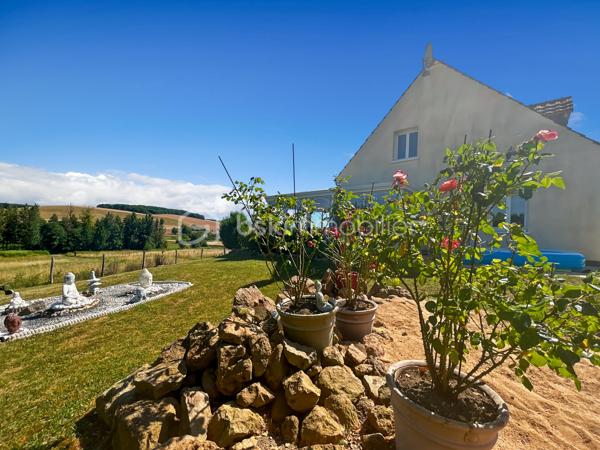 Maison familiale avec 5 chambres, véranda, jardin et prestations modernes – Proche gare de Sens

Située dans un environnement calme et verdoyant, au cœur d’un hameau recherché à quelques minutes de Sens et de sa gare, cette maison familiale offre un cadre de vie privilégié alliant confort moderne, beaux volumes et sérénité.

Implantée sur un terrain clos et arboré de 1 079 m², cette propriété en excellent état séduira les acquéreurs en quête d’espace et de tranquillité, sans compromis sur les commodités.

Dès l’entrée, vous découvrirez une cuisine aménagée et équipée avec cellier, ouverte sur un vaste double séjour lumineux, idéal pour partager des moments conviviaux en famille. Le rez-de-chaussée propose également une suite parentale avec salle de bains privative ainsi que des WC indépendants, offrant un confort de vie de plain-pied.

À l’étage, l’espace nuit se compose de quatre chambres, d’une salle de bains et d’un dressing, parfaitement adapté à une vie de famille.

Côté prestations, cette maison bénéficie d’équipements récents et performants : poêle à granulés, panneaux solaires, adoucisseur d’eau et pompe à chaleur air/air, garantissant confort thermique et économies d’énergie au quotidien.

Véritable coup de cœur, la véranda climatisée constitue un espace de vie supplémentaire baigné de lumière, utilisable toute l’année. Elle offre une vue dégagée sur la campagne environnante, sans vis-à-vis, pour profiter pleinement du cadre naturel en toute saison.

Le jardin, entièrement clos et soigneusement entretenu, dispose également d’un atelier indépendant, idéal pour les amateurs de bricolage, les activités créatives ou le stockage.

Rare sur le secteur, ce bien clé en main ne nécessite aucun travaux et représente une opportunité idéale pour concrétiser un projet de vie dans un environnement paisible à proximité de Sens.

Pour toute question, ou demande de visite, contactez Océane Serré, conseillère en immobilier sur le secteur de Sens et ses environs.