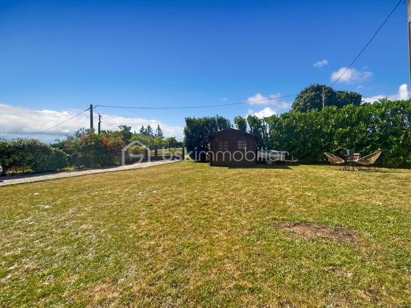 Maison familiale avec 5 chambres, véranda, jardin et prestations modernes – Proche gare de Sens

Située dans un environnement calme et verdoyant, au cœur d’un hameau recherché à quelques minutes de Sens et de sa gare, cette maison familiale offre un cadre de vie privilégié alliant confort moderne, beaux volumes et sérénité.

Implantée sur un terrain clos et arboré de 1 079 m², cette propriété en excellent état séduira les acquéreurs en quête d’espace et de tranquillité, sans compromis sur les commodités.

Dès l’entrée, vous découvrirez une cuisine aménagée et équipée avec cellier, ouverte sur un vaste double séjour lumineux, idéal pour partager des moments conviviaux en famille. Le rez-de-chaussée propose également une suite parentale avec salle de bains privative ainsi que des WC indépendants, offrant un confort de vie de plain-pied.

À l’étage, l’espace nuit se compose de quatre chambres, d’une salle de bains et d’un dressing, parfaitement adapté à une vie de famille.

Côté prestations, cette maison bénéficie d’équipements récents et performants : poêle à granulés, panneaux solaires, adoucisseur d’eau et pompe à chaleur air/air, garantissant confort thermique et économies d’énergie au quotidien.

Véritable coup de cœur, la véranda climatisée constitue un espace de vie supplémentaire baigné de lumière, utilisable toute l’année. Elle offre une vue dégagée sur la campagne environnante, sans vis-à-vis, pour profiter pleinement du cadre naturel en toute saison.

Le jardin, entièrement clos et soigneusement entretenu, dispose également d’un atelier indépendant, idéal pour les amateurs de bricolage, les activités créatives ou le stockage.

Rare sur le secteur, ce bien clé en main ne nécessite aucun travaux et représente une opportunité idéale pour concrétiser un projet de vie dans un environnement paisible à proximité de Sens.

Pour toute question, ou demande de visite, contactez Océane Serré, conseillère en immobilier sur le secteur de Sens et ses environs.