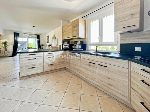 Maison familiale avec 5 chambres, véranda, jardin et prestations modernes – Proche gare de Sens

Située dans un environnement calme et verdoyant, au cœur d’un hameau recherché à quelques minutes de Sens et de sa gare, cette maison familiale offre un cadre de vie privilégié alliant confort moderne, beaux volumes et sérénité.

Implantée sur un terrain clos et arboré de 1 079 m², cette propriété en excellent état séduira les acquéreurs en quête d’espace et de tranquillité, sans compromis sur les commodités.

Dès l’entrée, vous découvrirez une cuisine aménagée et équipée avec cellier, ouverte sur un vaste double séjour lumineux, idéal pour partager des moments conviviaux en famille. Le rez-de-chaussée propose également une suite parentale avec salle de bains privative ainsi que des WC indépendants, offrant un confort de vie de plain-pied.

À l’étage, l’espace nuit se compose de quatre chambres, d’une salle de bains et d’un dressing, parfaitement adapté à une vie de famille.

Côté prestations, cette maison bénéficie d’équipements récents et performants : poêle à granulés, panneaux solaires, adoucisseur d’eau et pompe à chaleur air/air, garantissant confort thermique et économies d’énergie au quotidien.

Véritable coup de cœur, la véranda climatisée constitue un espace de vie supplémentaire baigné de lumière, utilisable toute l’année. Elle offre une vue dégagée sur la campagne environnante, sans vis-à-vis, pour profiter pleinement du cadre naturel en toute saison.

Le jardin, entièrement clos et soigneusement entretenu, dispose également d’un atelier indépendant, idéal pour les amateurs de bricolage, les activités créatives ou le stockage.

Rare sur le secteur, ce bien clé en main ne nécessite aucun travaux et représente une opportunité idéale pour concrétiser un projet de vie dans un environnement paisible à proximité de Sens.

Pour toute question, ou demande de visite, contactez Océane Serré, conseillère en immobilier sur le secteur de Sens et ses environs.