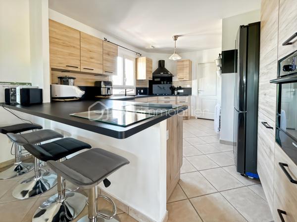 Maison familiale avec 5 chambres, véranda, jardin et prestations modernes – Proche gare de Sens

Située dans un environnement calme et verdoyant, au cœur d’un hameau recherché à quelques minutes de Sens et de sa gare, cette maison familiale offre un cadre de vie privilégié alliant confort moderne, beaux volumes et sérénité.

Implantée sur un terrain clos et arboré de 1 079 m², cette propriété en excellent état séduira les acquéreurs en quête d’espace et de tranquillité, sans compromis sur les commodités.

Dès l’entrée, vous découvrirez une cuisine aménagée et équipée avec cellier, ouverte sur un vaste double séjour lumineux, idéal pour partager des moments conviviaux en famille. Le rez-de-chaussée propose également une suite parentale avec salle de bains privative ainsi que des WC indépendants, offrant un confort de vie de plain-pied.

À l’étage, l’espace nuit se compose de quatre chambres, d’une salle de bains et d’un dressing, parfaitement adapté à une vie de famille.

Côté prestations, cette maison bénéficie d’équipements récents et performants : poêle à granulés, panneaux solaires, adoucisseur d’eau et pompe à chaleur air/air, garantissant confort thermique et économies d’énergie au quotidien.

Véritable coup de cœur, la véranda climatisée constitue un espace de vie supplémentaire baigné de lumière, utilisable toute l’année. Elle offre une vue dégagée sur la campagne environnante, sans vis-à-vis, pour profiter pleinement du cadre naturel en toute saison.

Le jardin, entièrement clos et soigneusement entretenu, dispose également d’un atelier indépendant, idéal pour les amateurs de bricolage, les activités créatives ou le stockage.

Rare sur le secteur, ce bien clé en main ne nécessite aucun travaux et représente une opportunité idéale pour concrétiser un projet de vie dans un environnement paisible à proximité de Sens.

Pour toute question, ou demande de visite, contactez Océane Serré, conseillère en immobilier sur le secteur de Sens et ses environs.