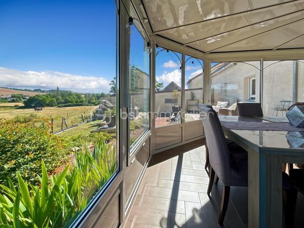 Maison familiale avec 5 chambres, véranda, jardin et prestations modernes – Proche gare de Sens

Située dans un environnement calme et verdoyant, au cœur d’un hameau recherché à quelques minutes de Sens et de sa gare, cette maison familiale offre un cadre de vie privilégié alliant confort moderne, beaux volumes et sérénité.

Implantée sur un terrain clos et arboré de 1 079 m², cette propriété en excellent état séduira les acquéreurs en quête d’espace et de tranquillité, sans compromis sur les commodités.

Dès l’entrée, vous découvrirez une cuisine aménagée et équipée avec cellier, ouverte sur un vaste double séjour lumineux, idéal pour partager des moments conviviaux en famille. Le rez-de-chaussée propose également une suite parentale avec salle de bains privative ainsi que des WC indépendants, offrant un confort de vie de plain-pied.

À l’étage, l’espace nuit se compose de quatre chambres, d’une salle de bains et d’un dressing, parfaitement adapté à une vie de famille.

Côté prestations, cette maison bénéficie d’équipements récents et performants : poêle à granulés, panneaux solaires, adoucisseur d’eau et pompe à chaleur air/air, garantissant confort thermique et économies d’énergie au quotidien.

Véritable coup de cœur, la véranda climatisée constitue un espace de vie supplémentaire baigné de lumière, utilisable toute l’année. Elle offre une vue dégagée sur la campagne environnante, sans vis-à-vis, pour profiter pleinement du cadre naturel en toute saison.

Le jardin, entièrement clos et soigneusement entretenu, dispose également d’un atelier indépendant, idéal pour les amateurs de bricolage, les activités créatives ou le stockage.

Rare sur le secteur, ce bien clé en main ne nécessite aucun travaux et représente une opportunité idéale pour concrétiser un projet de vie dans un environnement paisible à proximité de Sens.

Pour toute question, ou demande de visite, contactez Océane Serré, conseillère en immobilier sur le secteur de Sens et ses environs.
