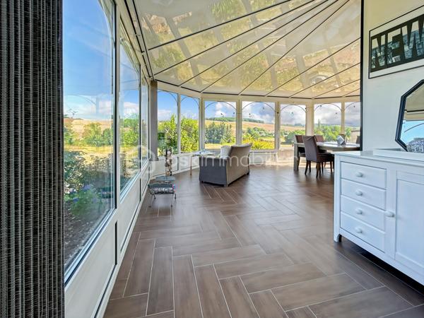 Maison familiale avec 5 chambres, véranda, jardin et prestations modernes – Proche gare de Sens

Située dans un environnement calme et verdoyant, au cœur d’un hameau recherché à quelques minutes de Sens et de sa gare, cette maison familiale offre un cadre de vie privilégié alliant confort moderne, beaux volumes et sérénité.

Implantée sur un terrain clos et arboré de 1 079 m², cette propriété en excellent état séduira les acquéreurs en quête d’espace et de tranquillité, sans compromis sur les commodités.

Dès l’entrée, vous découvrirez une cuisine aménagée et équipée avec cellier, ouverte sur un vaste double séjour lumineux, idéal pour partager des moments conviviaux en famille. Le rez-de-chaussée propose également une suite parentale avec salle de bains privative ainsi que des WC indépendants, offrant un confort de vie de plain-pied.

À l’étage, l’espace nuit se compose de quatre chambres, d’une salle de bains et d’un dressing, parfaitement adapté à une vie de famille.

Côté prestations, cette maison bénéficie d’équipements récents et performants : poêle à granulés, panneaux solaires, adoucisseur d’eau et pompe à chaleur air/air, garantissant confort thermique et économies d’énergie au quotidien.

Véritable coup de cœur, la véranda climatisée constitue un espace de vie supplémentaire baigné de lumière, utilisable toute l’année. Elle offre une vue dégagée sur la campagne environnante, sans vis-à-vis, pour profiter pleinement du cadre naturel en toute saison.

Le jardin, entièrement clos et soigneusement entretenu, dispose également d’un atelier indépendant, idéal pour les amateurs de bricolage, les activités créatives ou le stockage.

Rare sur le secteur, ce bien clé en main ne nécessite aucun travaux et représente une opportunité idéale pour concrétiser un projet de vie dans un environnement paisible à proximité de Sens.

Pour toute question, ou demande de visite, contactez Océane Serré, conseillère en immobilier sur le secteur de Sens et ses environs.