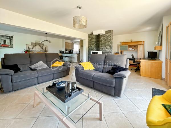 Maison familiale avec 5 chambres, véranda, jardin et prestations modernes – Proche gare de Sens

Située dans un environnement calme et verdoyant, au cœur d’un hameau recherché à quelques minutes de Sens et de sa gare, cette maison familiale offre un cadre de vie privilégié alliant confort moderne, beaux volumes et sérénité.

Implantée sur un terrain clos et arboré de 1 079 m², cette propriété en excellent état séduira les acquéreurs en quête d’espace et de tranquillité, sans compromis sur les commodités.

Dès l’entrée, vous découvrirez une cuisine aménagée et équipée avec cellier, ouverte sur un vaste double séjour lumineux, idéal pour partager des moments conviviaux en famille. Le rez-de-chaussée propose également une suite parentale avec salle de bains privative ainsi que des WC indépendants, offrant un confort de vie de plain-pied.

À l’étage, l’espace nuit se compose de quatre chambres, d’une salle de bains et d’un dressing, parfaitement adapté à une vie de famille.

Côté prestations, cette maison bénéficie d’équipements récents et performants : poêle à granulés, panneaux solaires, adoucisseur d’eau et pompe à chaleur air/air, garantissant confort thermique et économies d’énergie au quotidien.

Véritable coup de cœur, la véranda climatisée constitue un espace de vie supplémentaire baigné de lumière, utilisable toute l’année. Elle offre une vue dégagée sur la campagne environnante, sans vis-à-vis, pour profiter pleinement du cadre naturel en toute saison.

Le jardin, entièrement clos et soigneusement entretenu, dispose également d’un atelier indépendant, idéal pour les amateurs de bricolage, les activités créatives ou le stockage.

Rare sur le secteur, ce bien clé en main ne nécessite aucun travaux et représente une opportunité idéale pour concrétiser un projet de vie dans un environnement paisible à proximité de Sens.

Pour toute question, ou demande de visite, contactez Océane Serré, conseillère en immobilier sur le secteur de Sens et ses environs.
