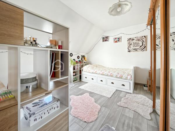 Maison familiale avec 5 chambres, véranda, jardin et prestations modernes – Proche gare de Sens

Située dans un environnement calme et verdoyant, au cœur d’un hameau recherché à quelques minutes de Sens et de sa gare, cette maison familiale offre un cadre de vie privilégié alliant confort moderne, beaux volumes et sérénité.

Implantée sur un terrain clos et arboré de 1 079 m², cette propriété en excellent état séduira les acquéreurs en quête d’espace et de tranquillité, sans compromis sur les commodités.

Dès l’entrée, vous découvrirez une cuisine aménagée et équipée avec cellier, ouverte sur un vaste double séjour lumineux, idéal pour partager des moments conviviaux en famille. Le rez-de-chaussée propose également une suite parentale avec salle de bains privative ainsi que des WC indépendants, offrant un confort de vie de plain-pied.

À l’étage, l’espace nuit se compose de quatre chambres, d’une salle de bains et d’un dressing, parfaitement adapté à une vie de famille.

Côté prestations, cette maison bénéficie d’équipements récents et performants : poêle à granulés, panneaux solaires, adoucisseur d’eau et pompe à chaleur air/air, garantissant confort thermique et économies d’énergie au quotidien.

Véritable coup de cœur, la véranda climatisée constitue un espace de vie supplémentaire baigné de lumière, utilisable toute l’année. Elle offre une vue dégagée sur la campagne environnante, sans vis-à-vis, pour profiter pleinement du cadre naturel en toute saison.

Le jardin, entièrement clos et soigneusement entretenu, dispose également d’un atelier indépendant, idéal pour les amateurs de bricolage, les activités créatives ou le stockage.

Rare sur le secteur, ce bien clé en main ne nécessite aucun travaux et représente une opportunité idéale pour concrétiser un projet de vie dans un environnement paisible à proximité de Sens.

Pour toute question, ou demande de visite, contactez Océane Serré, conseillère en immobilier sur le secteur de Sens et ses environs.