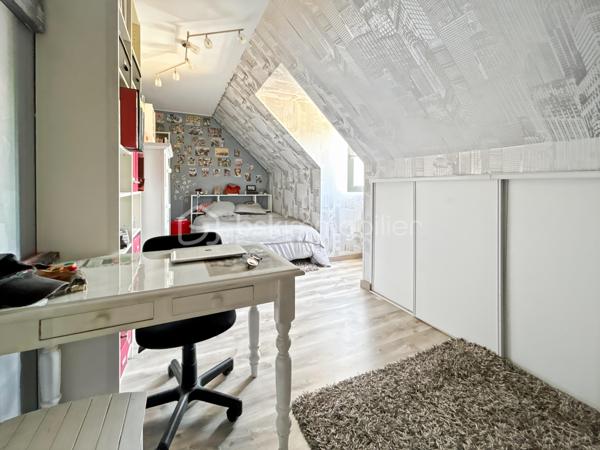 Maison familiale avec 5 chambres, véranda, jardin et prestations modernes – Proche gare de Sens

Située dans un environnement calme et verdoyant, au cœur d’un hameau recherché à quelques minutes de Sens et de sa gare, cette maison familiale offre un cadre de vie privilégié alliant confort moderne, beaux volumes et sérénité.

Implantée sur un terrain clos et arboré de 1 079 m², cette propriété en excellent état séduira les acquéreurs en quête d’espace et de tranquillité, sans compromis sur les commodités.

Dès l’entrée, vous découvrirez une cuisine aménagée et équipée avec cellier, ouverte sur un vaste double séjour lumineux, idéal pour partager des moments conviviaux en famille. Le rez-de-chaussée propose également une suite parentale avec salle de bains privative ainsi que des WC indépendants, offrant un confort de vie de plain-pied.

À l’étage, l’espace nuit se compose de quatre chambres, d’une salle de bains et d’un dressing, parfaitement adapté à une vie de famille.

Côté prestations, cette maison bénéficie d’équipements récents et performants : poêle à granulés, panneaux solaires, adoucisseur d’eau et pompe à chaleur air/air, garantissant confort thermique et économies d’énergie au quotidien.

Véritable coup de cœur, la véranda climatisée constitue un espace de vie supplémentaire baigné de lumière, utilisable toute l’année. Elle offre une vue dégagée sur la campagne environnante, sans vis-à-vis, pour profiter pleinement du cadre naturel en toute saison.

Le jardin, entièrement clos et soigneusement entretenu, dispose également d’un atelier indépendant, idéal pour les amateurs de bricolage, les activités créatives ou le stockage.

Rare sur le secteur, ce bien clé en main ne nécessite aucun travaux et représente une opportunité idéale pour concrétiser un projet de vie dans un environnement paisible à proximité de Sens.

Pour toute question, ou demande de visite, contactez Océane Serré, conseillère en immobilier sur le secteur de Sens et ses environs.