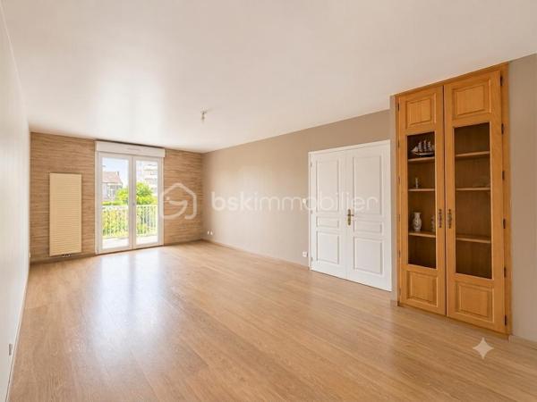 DIJON Montchapet : Dans un quartier prisé du centre ville ( rue lecoulteux ) appartement T3 d'une surface de 65 m² situé au 1 er étage avec ascenseur d'un immeuble de 1987 dont la façade a été ravalée en 2025 
L' appartement est traversant N/Sud avec un beau balcon de 6m²  exposé plein sud accessible depuis la pièce de vie. 
Deux chambres, une salle d'eau, un wc suspendu séparé et une cuisine indépendante aménagée et équipée (pouvant s'ouvrir sur le séjour). 
 Bon DPE (D) ! Chauffage individuel électrique, huisseries en double vitrage PVC, et volets roulants en PVC également.  Taxe foncière 1230 euros. Charges de copropriété 140 euros / mois. 
Une cave et une place de parking privative complètent le bien.