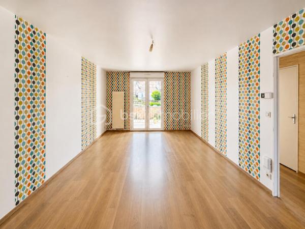DIJON Montchapet : Dans un quartier prisé du centre ville ( rue lecoulteux ) appartement T3 d'une surface de 65 m² situé au 1 er étage avec ascenseur d'un immeuble de 1987 dont la façade a été ravalée en 2025 
L' appartement est traversant N/Sud avec un beau balcon de 6m²  exposé plein sud accessible depuis la pièce de vie. 
Deux chambres, une salle d'eau, un wc suspendu séparé et une cuisine indépendante aménagée et équipée (pouvant s'ouvrir sur le séjour). 
 Bon DPE (D) ! Chauffage individuel électrique, huisseries en double vitrage PVC, et volets roulants en PVC également.  Taxe foncière 1230 euros. Charges de copropriété 140 euros / mois. 
Une cave et une place de parking privative complètent le bien.