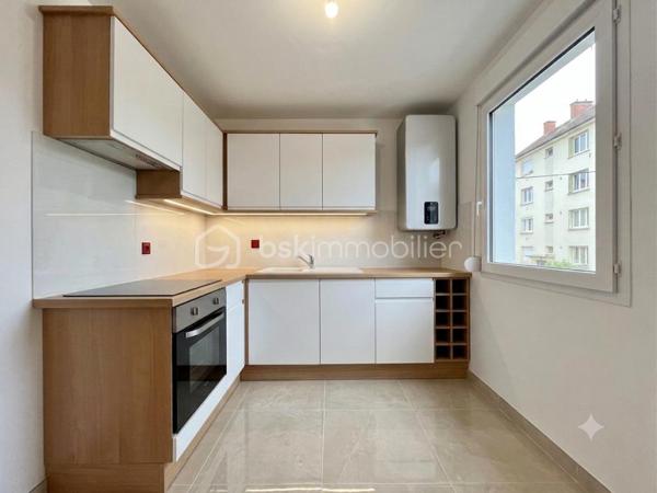 DIJON Montchapet : Dans un quartier prisé du centre ville ( rue lecoulteux ) appartement T3 d'une surface de 65 m² situé au 1 er étage avec ascenseur d'un immeuble de 1987 dont la façade a été ravalée en 2025 
L' appartement est traversant N/Sud avec un beau balcon de 6m²  exposé plein sud accessible depuis la pièce de vie. 
Deux chambres, une salle d'eau, un wc suspendu séparé et une cuisine indépendante aménagée et équipée (pouvant s'ouvrir sur le séjour). 
 Bon DPE (D) ! Chauffage individuel électrique, huisseries en double vitrage PVC, et volets roulants en PVC également.  Taxe foncière 1230 euros. Charges de copropriété 140 euros / mois. 
Une cave et une place de parking privative complètent le bien.