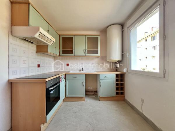 DIJON Montchapet : Dans un quartier prisé du centre ville ( rue lecoulteux ) appartement T3 d'une surface de 65 m² situé au 1 er étage avec ascenseur d'un immeuble de 1987 dont la façade a été ravalée en 2025 
L' appartement est traversant N/Sud avec un beau balcon de 6m²  exposé plein sud accessible depuis la pièce de vie. 
Deux chambres, une salle d'eau, un wc suspendu séparé et une cuisine indépendante aménagée et équipée (pouvant s'ouvrir sur le séjour). 
 Bon DPE (D) ! Chauffage individuel électrique, huisseries en double vitrage PVC, et volets roulants en PVC également.  Taxe foncière 1230 euros. Charges de copropriété 140 euros / mois. 
Une cave et une place de parking privative complètent le bien.