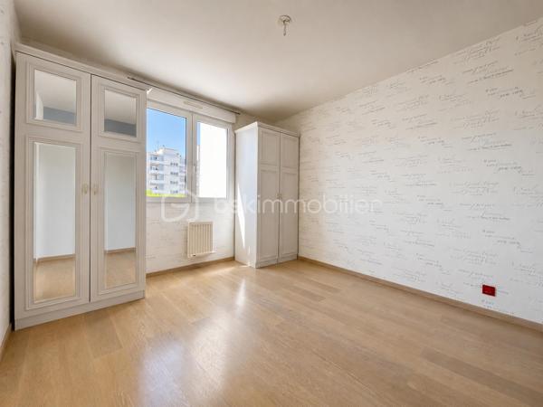 DIJON Montchapet : Dans un quartier prisé du centre ville ( rue lecoulteux ) appartement T3 d'une surface de 65 m² situé au 1 er étage avec ascenseur d'un immeuble de 1987 dont la façade a été ravalée en 2025 
L' appartement est traversant N/Sud avec un beau balcon de 6m²  exposé plein sud accessible depuis la pièce de vie. 
Deux chambres, une salle d'eau, un wc suspendu séparé et une cuisine indépendante aménagée et équipée (pouvant s'ouvrir sur le séjour). 
 Bon DPE (D) ! Chauffage individuel électrique, huisseries en double vitrage PVC, et volets roulants en PVC également.  Taxe foncière 1230 euros. Charges de copropriété 140 euros / mois. 
Une cave et une place de parking privative complètent le bien.