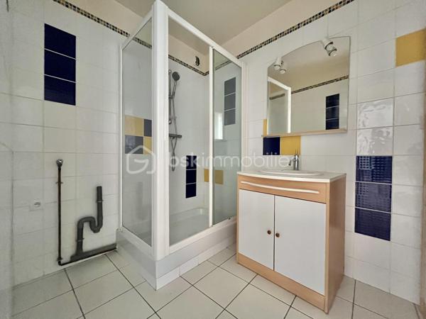 DIJON Montchapet : Dans un quartier prisé du centre ville ( rue lecoulteux ) appartement T3 d'une surface de 65 m² situé au 1 er étage avec ascenseur d'un immeuble de 1987 dont la façade a été ravalée en 2025 
L' appartement est traversant N/Sud avec un beau balcon de 6m²  exposé plein sud accessible depuis la pièce de vie. 
Deux chambres, une salle d'eau, un wc suspendu séparé et une cuisine indépendante aménagée et équipée (pouvant s'ouvrir sur le séjour). 
 Bon DPE (D) ! Chauffage individuel électrique, huisseries en double vitrage PVC, et volets roulants en PVC également.  Taxe foncière 1230 euros. Charges de copropriété 140 euros / mois. 
Une cave et une place de parking privative complètent le bien.
