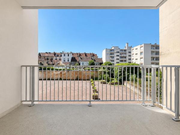 DIJON Montchapet : Dans un quartier prisé du centre ville ( rue lecoulteux ) appartement T3 d'une surface de 65 m² situé au 1 er étage avec ascenseur d'un immeuble de 1987 dont la façade a été ravalée en 2025 
L' appartement est traversant N/Sud avec un beau balcon de 6m²  exposé plein sud accessible depuis la pièce de vie. 
Deux chambres, une salle d'eau, un wc suspendu séparé et une cuisine indépendante aménagée et équipée (pouvant s'ouvrir sur le séjour). 
 Bon DPE (D) ! Chauffage individuel électrique, huisseries en double vitrage PVC, et volets roulants en PVC également.  Taxe foncière 1230 euros. Charges de copropriété 140 euros / mois. 
Une cave et une place de parking privative complètent le bien.