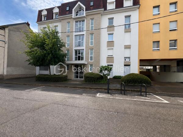 DIJON Montchapet : Dans un quartier prisé du centre ville ( rue lecoulteux ) appartement T3 d'une surface de 65 m² situé au 1 er étage avec ascenseur d'un immeuble de 1987 dont la façade a été ravalée en 2025 
L' appartement est traversant N/Sud avec un beau balcon de 6m²  exposé plein sud accessible depuis la pièce de vie. 
Deux chambres, une salle d'eau, un wc suspendu séparé et une cuisine indépendante aménagée et équipée (pouvant s'ouvrir sur le séjour). 
 Bon DPE (D) ! Chauffage individuel électrique, huisseries en double vitrage PVC, et volets roulants en PVC également.  Taxe foncière 1230 euros. Charges de copropriété 140 euros / mois. 
Une cave et une place de parking privative complètent le bien.
