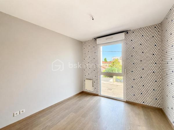DIJON Montchapet : Dans un quartier prisé du centre ville ( rue lecoulteux ) appartement T3 d'une surface de 65 m² situé au 1 er étage avec ascenseur d'un immeuble de 1987 dont la façade a été ravalée en 2025 
L' appartement est traversant N/Sud avec un beau balcon de 6m²  exposé plein sud accessible depuis la pièce de vie. 
Deux chambres, une salle d'eau, un wc suspendu séparé et une cuisine indépendante aménagée et équipée (pouvant s'ouvrir sur le séjour). 
 Bon DPE (D) ! Chauffage individuel électrique, huisseries en double vitrage PVC, et volets roulants en PVC également.  Taxe foncière 1230 euros. Charges de copropriété 140 euros / mois. 
Une cave et une place de parking privative complètent le bien.