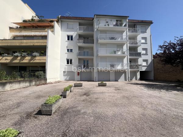 DIJON Montchapet : Dans un quartier prisé du centre ville ( rue lecoulteux ) appartement T3 d'une surface de 65 m² situé au 1 er étage avec ascenseur d'un immeuble de 1987 dont la façade a été ravalée en 2025 
L' appartement est traversant N/Sud avec un beau balcon de 6m²  exposé plein sud accessible depuis la pièce de vie. 
Deux chambres, une salle d'eau, un wc suspendu séparé et une cuisine indépendante aménagée et équipée (pouvant s'ouvrir sur le séjour). 
 Bon DPE (D) ! Chauffage individuel électrique, huisseries en double vitrage PVC, et volets roulants en PVC également.  Taxe foncière 1230 euros. Charges de copropriété 140 euros / mois. 
Une cave et une place de parking privative complètent le bien.