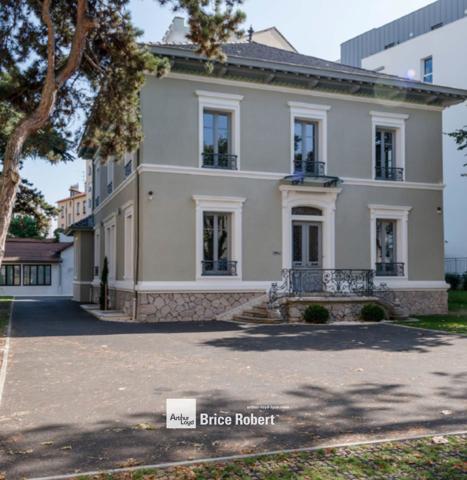 Maison bourgeoise à vendre bureaux Lyon 8 avec terrain clos sécurisé
