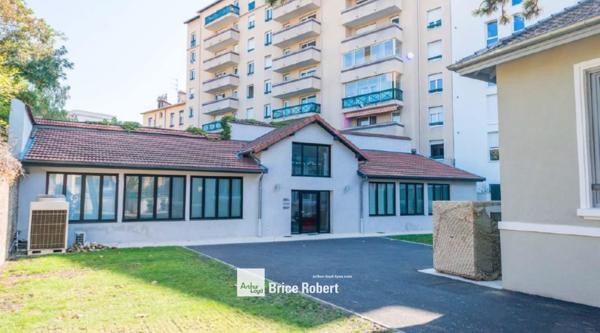 Maison bourgeoise à vendre bureaux Lyon 8 avec terrain clos sécurisé