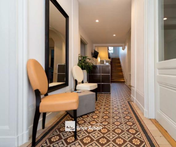 Maison bourgeoise à vendre bureaux Lyon 8 avec terrain clos sécurisé