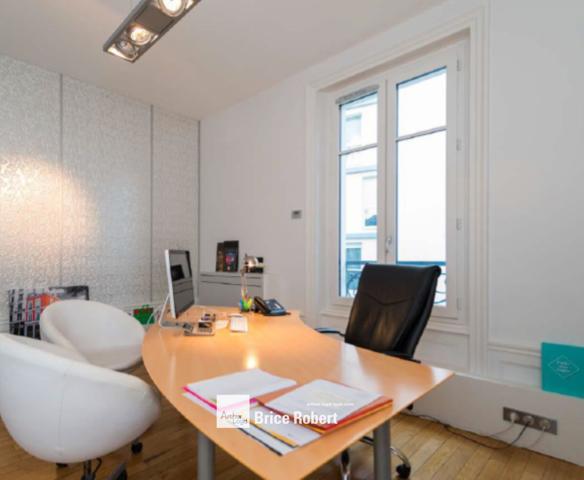 Maison bourgeoise à vendre bureaux Lyon 8 avec terrain clos sécurisé