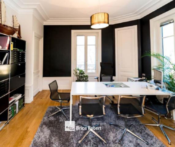 Maison bourgeoise à vendre bureaux Lyon 8 avec terrain clos sécurisé