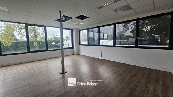 Bureaux à louer avec espace de stockage lumineux à Bron proche accès autoroute