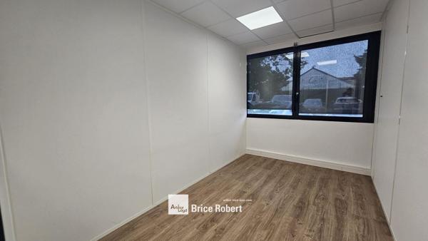 Bureaux à louer avec espace de stockage lumineux à Bron proche accès autoroute