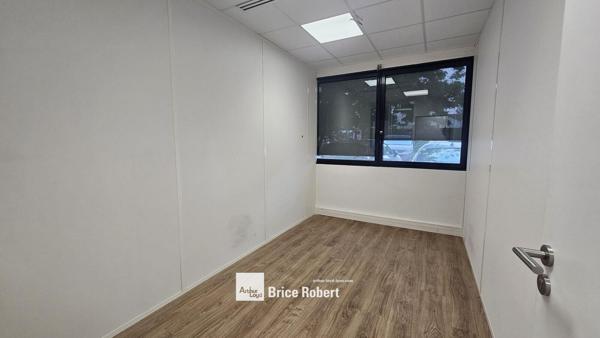 Bureaux à louer avec espace de stockage lumineux à Bron proche accès autoroute