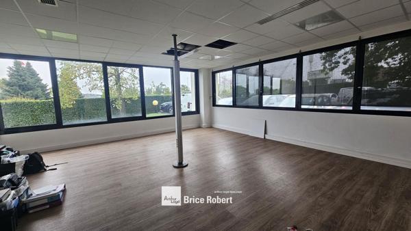 Bureaux à louer avec espace de stockage lumineux à Bron proche accès autoroute