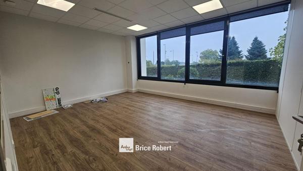 Bureaux à louer avec espace de stockage lumineux à Bron proche accès autoroute