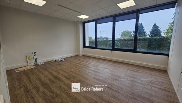 Bureaux à louer avec espace de stockage lumineux à Bron proche accès autoroute