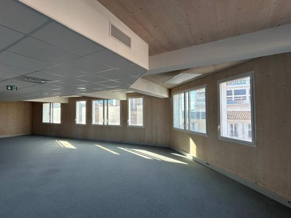 Bureaux ERP à louer - proximité immédiate Euromediterranée et autoroutes - 13015 Marseille