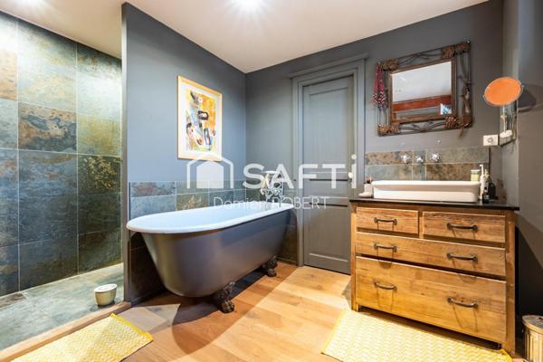 Maison de charme, 407m² rénovée, 35 km Besançon