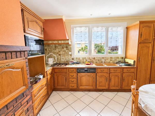 Vous recherchez une maison sur sous-sol sur la commune du Bourgneuf-la-Forêt, vous offrant un beau potentiel d'aménagement mais sans de gros travaux à prévoir ? Alors je vous invite à lire la suite, cette maison peut vous intéresser...
En effet, située dans une impasse dans un lotissement calme, cette maison sur sous-sol de 1966, très bien entretenue par ses propriétaires, a de nombreux atouts pour vous séduire. 
Nous commencerons la visite par une entrée qui dessert d'un coté la cuisine aménagée et équipée de 12m2 et de l'autre le séjour de 19m2 et le salon de 10m2. Du séjour, vous accéderez à la véranda de 16m2 aujourd'hui non comptabilisée dans la surface habitable mais qui pourrait aisément le devenir et ainsi vous permettre d'avoir une pièce de vie totale de 45m2 ou 57m2 avec la cuisine !
Nous poursuivrons la visite avec l'espace nuit composé d'un wc séparé, une salle d'eau de 4m2, une première chambre de 13m2 et de deux autres chambres de 10m2. 
Gros points positifs pour cette maison de nombreux travaux concernant la rénovation énergétique du logement ont été recemment réalisés  : toutes les menuiseries ont été changées en 2024 (pvc double vitrage) et avec volets roulants centralisés, un chauffe-eau thermodynamique a été installé en 2025, l'isolation du sous-sol a été faite en 2025 et.... l'isolation a été également faite en 2025 ! 
Le mode de chauffage de cette maison est au fuel et la chaudière d'origine a été remplacée par une chaudière plus performante à condensation !
Il vous restera à rafraichir les sols, les peintures, la cuisine selon vos goûts mais les postes les plus onéreux ont déjà été réalisés par les propriétaires, détail non négligeable !
Coté stockage me direz-vous, et bien nous irons direction le sous-sol. Un sous-sol complet de 80m2 environ avec une hauteur sous plafond isolation déduite de 2m. 
Vous pourrez y ranger, voiture, motos et bricolage. 
Coté jardin, vous pourrez profiter de la parcelle de 600m2 environ entièrement close et arborée. 
Alors, cette maison vous intéresse ? Elle correspond à plusieurs de vos critères de recherche ? Appelez-moi pour d'éventuels renseignements complémentaires et peut-être fixer une visite.