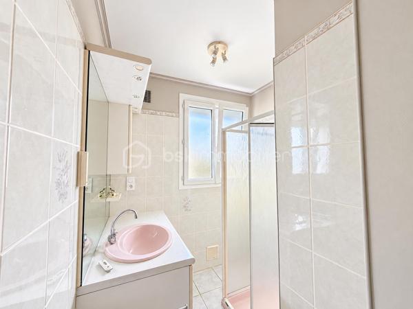 Vous recherchez une maison sur sous-sol sur la commune du Bourgneuf-la-Forêt, vous offrant un beau potentiel d'aménagement mais sans de gros travaux à prévoir ? Alors je vous invite à lire la suite, cette maison peut vous intéresser...
En effet, située dans une impasse dans un lotissement calme, cette maison sur sous-sol de 1966, très bien entretenue par ses propriétaires, a de nombreux atouts pour vous séduire. 
Nous commencerons la visite par une entrée qui dessert d'un coté la cuisine aménagée et équipée de 12m2 et de l'autre le séjour de 19m2 et le salon de 10m2. Du séjour, vous accéderez à la véranda de 16m2 aujourd'hui non comptabilisée dans la surface habitable mais qui pourrait aisément le devenir et ainsi vous permettre d'avoir une pièce de vie totale de 45m2 ou 57m2 avec la cuisine !
Nous poursuivrons la visite avec l'espace nuit composé d'un wc séparé, une salle d'eau de 4m2, une première chambre de 13m2 et de deux autres chambres de 10m2. 
Gros points positifs pour cette maison de nombreux travaux concernant la rénovation énergétique du logement ont été recemment réalisés  : toutes les menuiseries ont été changées en 2024 (pvc double vitrage) et avec volets roulants centralisés, un chauffe-eau thermodynamique a été installé en 2025, l'isolation du sous-sol a été faite en 2025 et.... l'isolation a été également faite en 2025 ! 
Le mode de chauffage de cette maison est au fuel et la chaudière d'origine a été remplacée par une chaudière plus performante à condensation !
Il vous restera à rafraichir les sols, les peintures, la cuisine selon vos goûts mais les postes les plus onéreux ont déjà été réalisés par les propriétaires, détail non négligeable !
Coté stockage me direz-vous, et bien nous irons direction le sous-sol. Un sous-sol complet de 80m2 environ avec une hauteur sous plafond isolation déduite de 2m. 
Vous pourrez y ranger, voiture, motos et bricolage. 
Coté jardin, vous pourrez profiter de la parcelle de 600m2 environ entièrement close et arborée. 
Alors, cette maison vous intéresse ? Elle correspond à plusieurs de vos critères de recherche ? Appelez-moi pour d'éventuels renseignements complémentaires et peut-être fixer une visite.