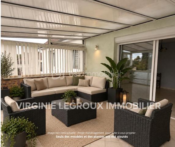 Vous recherchez une maison sur sous-sol sur la commune du Bourgneuf-la-Forêt, vous offrant un beau potentiel d'aménagement mais sans de gros travaux à prévoir ? Alors je vous invite à lire la suite, cette maison peut vous intéresser...
En effet, située dans une impasse dans un lotissement calme, cette maison sur sous-sol de 1966, très bien entretenue par ses propriétaires, a de nombreux atouts pour vous séduire. 
Nous commencerons la visite par une entrée qui dessert d'un coté la cuisine aménagée et équipée de 12m2 et de l'autre le séjour de 19m2 et le salon de 10m2. Du séjour, vous accéderez à la véranda de 16m2 aujourd'hui non comptabilisée dans la surface habitable mais qui pourrait aisément le devenir et ainsi vous permettre d'avoir une pièce de vie totale de 45m2 ou 57m2 avec la cuisine !
Nous poursuivrons la visite avec l'espace nuit composé d'un wc séparé, une salle d'eau de 4m2, une première chambre de 13m2 et de deux autres chambres de 10m2. 
Gros points positifs pour cette maison de nombreux travaux concernant la rénovation énergétique du logement ont été recemment réalisés  : toutes les menuiseries ont été changées en 2024 (pvc double vitrage) et avec volets roulants centralisés, un chauffe-eau thermodynamique a été installé en 2025, l'isolation du sous-sol a été faite en 2025 et.... l'isolation a été également faite en 2025 ! 
Le mode de chauffage de cette maison est au fuel et la chaudière d'origine a été remplacée par une chaudière plus performante à condensation !
Il vous restera à rafraichir les sols, les peintures, la cuisine selon vos goûts mais les postes les plus onéreux ont déjà été réalisés par les propriétaires, détail non négligeable !
Coté stockage me direz-vous, et bien nous irons direction le sous-sol. Un sous-sol complet de 80m2 environ avec une hauteur sous plafond isolation déduite de 2m. 
Vous pourrez y ranger, voiture, motos et bricolage. 
Coté jardin, vous pourrez profiter de la parcelle de 600m2 environ entièrement close et arborée. 
Alors, cette maison vous intéresse ? Elle correspond à plusieurs de vos critères de recherche ? Appelez-moi pour d'éventuels renseignements complémentaires et peut-être fixer une visite.