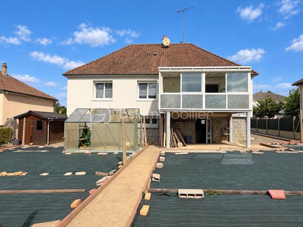 Vous recherchez une maison sur sous-sol sur la commune du Bourgneuf-la-Forêt, vous offrant un beau potentiel d'aménagement mais sans de gros travaux à prévoir ? Alors je vous invite à lire la suite, cette maison peut vous intéresser...
En effet, située dans une impasse dans un lotissement calme, cette maison sur sous-sol de 1966, très bien entretenue par ses propriétaires, a de nombreux atouts pour vous séduire. 
Nous commencerons la visite par une entrée qui dessert d'un coté la cuisine aménagée et équipée de 12m2 et de l'autre le séjour de 19m2 et le salon de 10m2. Du séjour, vous accéderez à la véranda de 16m2 aujourd'hui non comptabilisée dans la surface habitable mais qui pourrait aisément le devenir et ainsi vous permettre d'avoir une pièce de vie totale de 45m2 ou 57m2 avec la cuisine !
Nous poursuivrons la visite avec l'espace nuit composé d'un wc séparé, une salle d'eau de 4m2, une première chambre de 13m2 et de deux autres chambres de 10m2. 
Gros points positifs pour cette maison de nombreux travaux concernant la rénovation énergétique du logement ont été recemment réalisés  : toutes les menuiseries ont été changées en 2024 (pvc double vitrage) et avec volets roulants centralisés, un chauffe-eau thermodynamique a été installé en 2025, l'isolation du sous-sol a été faite en 2025 et.... l'isolation a été également faite en 2025 ! 
Le mode de chauffage de cette maison est au fuel et la chaudière d'origine a été remplacée par une chaudière plus performante à condensation !
Il vous restera à rafraichir les sols, les peintures, la cuisine selon vos goûts mais les postes les plus onéreux ont déjà été réalisés par les propriétaires, détail non négligeable !
Coté stockage me direz-vous, et bien nous irons direction le sous-sol. Un sous-sol complet de 80m2 environ avec une hauteur sous plafond isolation déduite de 2m. 
Vous pourrez y ranger, voiture, motos et bricolage. 
Coté jardin, vous pourrez profiter de la parcelle de 600m2 environ entièrement close et arborée. 
Alors, cette maison vous intéresse ? Elle correspond à plusieurs de vos critères de recherche ? Appelez-moi pour d'éventuels renseignements complémentaires et peut-être fixer une visite.