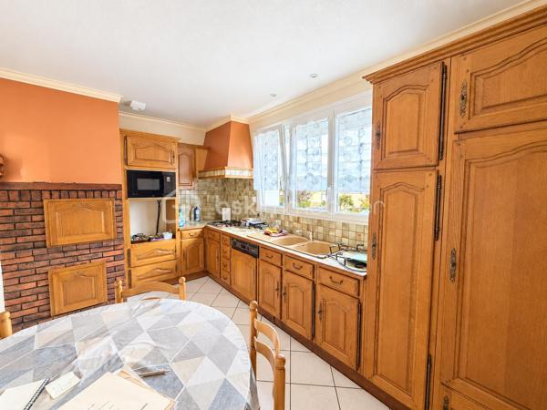 Vous recherchez une maison sur sous-sol sur la commune du Bourgneuf-la-Forêt, vous offrant un beau potentiel d'aménagement mais sans de gros travaux à prévoir ? Alors je vous invite à lire la suite, cette maison peut vous intéresser...
En effet, située dans une impasse dans un lotissement calme, cette maison sur sous-sol de 1966, très bien entretenue par ses propriétaires, a de nombreux atouts pour vous séduire. 
Nous commencerons la visite par une entrée qui dessert d'un coté la cuisine aménagée et équipée de 12m2 et de l'autre le séjour de 19m2 et le salon de 10m2. Du séjour, vous accéderez à la véranda de 16m2 aujourd'hui non comptabilisée dans la surface habitable mais qui pourrait aisément le devenir et ainsi vous permettre d'avoir une pièce de vie totale de 45m2 ou 57m2 avec la cuisine !
Nous poursuivrons la visite avec l'espace nuit composé d'un wc séparé, une salle d'eau de 4m2, une première chambre de 13m2 et de deux autres chambres de 10m2. 
Gros points positifs pour cette maison de nombreux travaux concernant la rénovation énergétique du logement ont été recemment réalisés  : toutes les menuiseries ont été changées en 2024 (pvc double vitrage) et avec volets roulants centralisés, un chauffe-eau thermodynamique a été installé en 2025, l'isolation du sous-sol a été faite en 2025 et.... l'isolation a été également faite en 2025 ! 
Le mode de chauffage de cette maison est au fuel et la chaudière d'origine a été remplacée par une chaudière plus performante à condensation !
Il vous restera à rafraichir les sols, les peintures, la cuisine selon vos goûts mais les postes les plus onéreux ont déjà été réalisés par les propriétaires, détail non négligeable !
Coté stockage me direz-vous, et bien nous irons direction le sous-sol. Un sous-sol complet de 80m2 environ avec une hauteur sous plafond isolation déduite de 2m. 
Vous pourrez y ranger, voiture, motos et bricolage. 
Coté jardin, vous pourrez profiter de la parcelle de 600m2 environ entièrement close et arborée. 
Alors, cette maison vous intéresse ? Elle correspond à plusieurs de vos critères de recherche ? Appelez-moi pour d'éventuels renseignements complémentaires et peut-être fixer une visite.