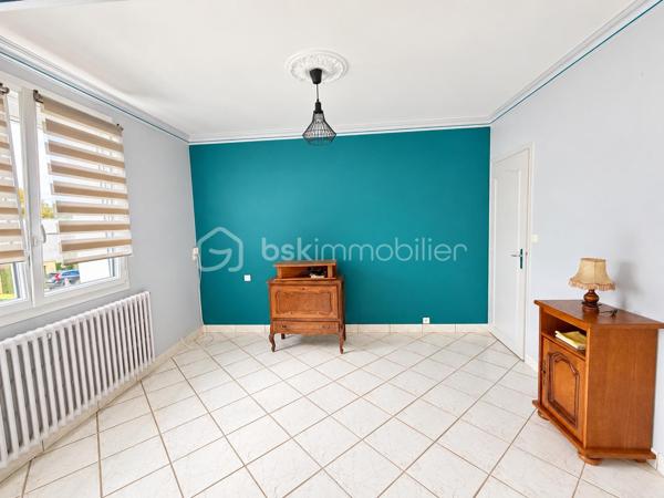 Vous recherchez une maison sur sous-sol sur la commune du Bourgneuf-la-Forêt, vous offrant un beau potentiel d'aménagement mais sans de gros travaux à prévoir ? Alors je vous invite à lire la suite, cette maison peut vous intéresser...
En effet, située dans une impasse dans un lotissement calme, cette maison sur sous-sol de 1966, très bien entretenue par ses propriétaires, a de nombreux atouts pour vous séduire. 
Nous commencerons la visite par une entrée qui dessert d'un coté la cuisine aménagée et équipée de 12m2 et de l'autre le séjour de 19m2 et le salon de 10m2. Du séjour, vous accéderez à la véranda de 16m2 aujourd'hui non comptabilisée dans la surface habitable mais qui pourrait aisément le devenir et ainsi vous permettre d'avoir une pièce de vie totale de 45m2 ou 57m2 avec la cuisine !
Nous poursuivrons la visite avec l'espace nuit composé d'un wc séparé, une salle d'eau de 4m2, une première chambre de 13m2 et de deux autres chambres de 10m2. 
Gros points positifs pour cette maison de nombreux travaux concernant la rénovation énergétique du logement ont été recemment réalisés  : toutes les menuiseries ont été changées en 2024 (pvc double vitrage) et avec volets roulants centralisés, un chauffe-eau thermodynamique a été installé en 2025, l'isolation du sous-sol a été faite en 2025 et.... l'isolation a été également faite en 2025 ! 
Le mode de chauffage de cette maison est au fuel et la chaudière d'origine a été remplacée par une chaudière plus performante à condensation !
Il vous restera à rafraichir les sols, les peintures, la cuisine selon vos goûts mais les postes les plus onéreux ont déjà été réalisés par les propriétaires, détail non négligeable !
Coté stockage me direz-vous, et bien nous irons direction le sous-sol. Un sous-sol complet de 80m2 environ avec une hauteur sous plafond isolation déduite de 2m. 
Vous pourrez y ranger, voiture, motos et bricolage. 
Coté jardin, vous pourrez profiter de la parcelle de 600m2 environ entièrement close et arborée. 
Alors, cette maison vous intéresse ? Elle correspond à plusieurs de vos critères de recherche ? Appelez-moi pour d'éventuels renseignements complémentaires et peut-être fixer une visite.