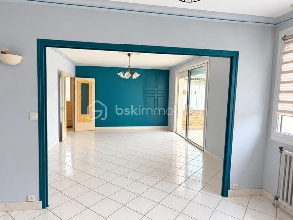 Vous recherchez une maison sur sous-sol sur la commune du Bourgneuf-la-Forêt, vous offrant un beau potentiel d'aménagement mais sans de gros travaux à prévoir ? Alors je vous invite à lire la suite, cette maison peut vous intéresser...
En effet, située dans une impasse dans un lotissement calme, cette maison sur sous-sol de 1966, très bien entretenue par ses propriétaires, a de nombreux atouts pour vous séduire. 
Nous commencerons la visite par une entrée qui dessert d'un coté la cuisine aménagée et équipée de 12m2 et de l'autre le séjour de 19m2 et le salon de 10m2. Du séjour, vous accéderez à la véranda de 16m2 aujourd'hui non comptabilisée dans la surface habitable mais qui pourrait aisément le devenir et ainsi vous permettre d'avoir une pièce de vie totale de 45m2 ou 57m2 avec la cuisine !
Nous poursuivrons la visite avec l'espace nuit composé d'un wc séparé, une salle d'eau de 4m2, une première chambre de 13m2 et de deux autres chambres de 10m2. 
Gros points positifs pour cette maison de nombreux travaux concernant la rénovation énergétique du logement ont été recemment réalisés  : toutes les menuiseries ont été changées en 2024 (pvc double vitrage) et avec volets roulants centralisés, un chauffe-eau thermodynamique a été installé en 2025, l'isolation du sous-sol a été faite en 2025 et.... l'isolation a été également faite en 2025 ! 
Le mode de chauffage de cette maison est au fuel et la chaudière d'origine a été remplacée par une chaudière plus performante à condensation !
Il vous restera à rafraichir les sols, les peintures, la cuisine selon vos goûts mais les postes les plus onéreux ont déjà été réalisés par les propriétaires, détail non négligeable !
Coté stockage me direz-vous, et bien nous irons direction le sous-sol. Un sous-sol complet de 80m2 environ avec une hauteur sous plafond isolation déduite de 2m. 
Vous pourrez y ranger, voiture, motos et bricolage. 
Coté jardin, vous pourrez profiter de la parcelle de 600m2 environ entièrement close et arborée. 
Alors, cette maison vous intéresse ? Elle correspond à plusieurs de vos critères de recherche ? Appelez-moi pour d'éventuels renseignements complémentaires et peut-être fixer une visite.