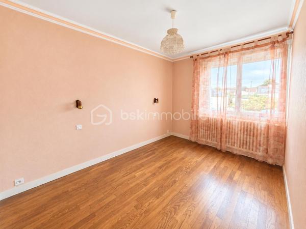 Vous recherchez une maison sur sous-sol sur la commune du Bourgneuf-la-Forêt, vous offrant un beau potentiel d'aménagement mais sans de gros travaux à prévoir ? Alors je vous invite à lire la suite, cette maison peut vous intéresser...
En effet, située dans une impasse dans un lotissement calme, cette maison sur sous-sol de 1966, très bien entretenue par ses propriétaires, a de nombreux atouts pour vous séduire. 
Nous commencerons la visite par une entrée qui dessert d'un coté la cuisine aménagée et équipée de 12m2 et de l'autre le séjour de 19m2 et le salon de 10m2. Du séjour, vous accéderez à la véranda de 16m2 aujourd'hui non comptabilisée dans la surface habitable mais qui pourrait aisément le devenir et ainsi vous permettre d'avoir une pièce de vie totale de 45m2 ou 57m2 avec la cuisine !
Nous poursuivrons la visite avec l'espace nuit composé d'un wc séparé, une salle d'eau de 4m2, une première chambre de 13m2 et de deux autres chambres de 10m2. 
Gros points positifs pour cette maison de nombreux travaux concernant la rénovation énergétique du logement ont été recemment réalisés  : toutes les menuiseries ont été changées en 2024 (pvc double vitrage) et avec volets roulants centralisés, un chauffe-eau thermodynamique a été installé en 2025, l'isolation du sous-sol a été faite en 2025 et.... l'isolation a été également faite en 2025 ! 
Le mode de chauffage de cette maison est au fuel et la chaudière d'origine a été remplacée par une chaudière plus performante à condensation !
Il vous restera à rafraichir les sols, les peintures, la cuisine selon vos goûts mais les postes les plus onéreux ont déjà été réalisés par les propriétaires, détail non négligeable !
Coté stockage me direz-vous, et bien nous irons direction le sous-sol. Un sous-sol complet de 80m2 environ avec une hauteur sous plafond isolation déduite de 2m. 
Vous pourrez y ranger, voiture, motos et bricolage. 
Coté jardin, vous pourrez profiter de la parcelle de 600m2 environ entièrement close et arborée. 
Alors, cette maison vous intéresse ? Elle correspond à plusieurs de vos critères de recherche ? Appelez-moi pour d'éventuels renseignements complémentaires et peut-être fixer une visite.