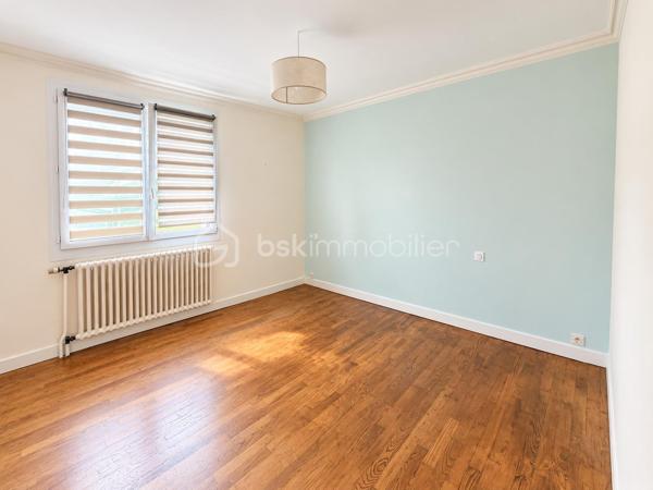 Vous recherchez une maison sur sous-sol sur la commune du Bourgneuf-la-Forêt, vous offrant un beau potentiel d'aménagement mais sans de gros travaux à prévoir ? Alors je vous invite à lire la suite, cette maison peut vous intéresser...
En effet, située dans une impasse dans un lotissement calme, cette maison sur sous-sol de 1966, très bien entretenue par ses propriétaires, a de nombreux atouts pour vous séduire. 
Nous commencerons la visite par une entrée qui dessert d'un coté la cuisine aménagée et équipée de 12m2 et de l'autre le séjour de 19m2 et le salon de 10m2. Du séjour, vous accéderez à la véranda de 16m2 aujourd'hui non comptabilisée dans la surface habitable mais qui pourrait aisément le devenir et ainsi vous permettre d'avoir une pièce de vie totale de 45m2 ou 57m2 avec la cuisine !
Nous poursuivrons la visite avec l'espace nuit composé d'un wc séparé, une salle d'eau de 4m2, une première chambre de 13m2 et de deux autres chambres de 10m2. 
Gros points positifs pour cette maison de nombreux travaux concernant la rénovation énergétique du logement ont été recemment réalisés  : toutes les menuiseries ont été changées en 2024 (pvc double vitrage) et avec volets roulants centralisés, un chauffe-eau thermodynamique a été installé en 2025, l'isolation du sous-sol a été faite en 2025 et.... l'isolation a été également faite en 2025 ! 
Le mode de chauffage de cette maison est au fuel et la chaudière d'origine a été remplacée par une chaudière plus performante à condensation !
Il vous restera à rafraichir les sols, les peintures, la cuisine selon vos goûts mais les postes les plus onéreux ont déjà été réalisés par les propriétaires, détail non négligeable !
Coté stockage me direz-vous, et bien nous irons direction le sous-sol. Un sous-sol complet de 80m2 environ avec une hauteur sous plafond isolation déduite de 2m. 
Vous pourrez y ranger, voiture, motos et bricolage. 
Coté jardin, vous pourrez profiter de la parcelle de 600m2 environ entièrement close et arborée. 
Alors, cette maison vous intéresse ? Elle correspond à plusieurs de vos critères de recherche ? Appelez-moi pour d'éventuels renseignements complémentaires et peut-être fixer une visite.