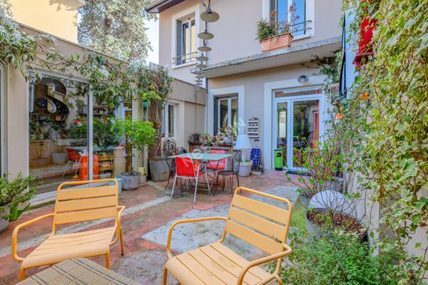 MAISON 110 m² , VILLEURBANNE FLACHET, TERRASSE, CAVE, GARAGE en sus.