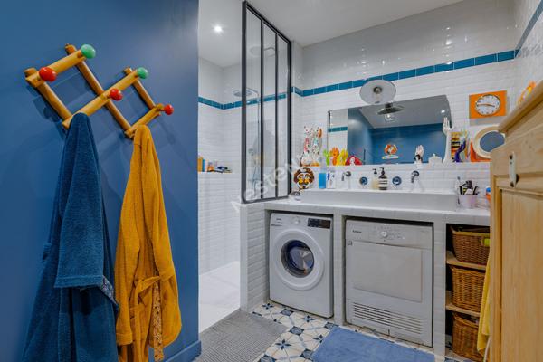 MAISON 110 m² , VILLEURBANNE FLACHET, TERRASSE, CAVE, GARAGE en sus.